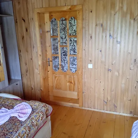 на долоні Landhuis Mykulychyn